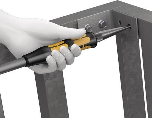 Eine Ahle wird verwendet, um ein Loch in ein Metallgestell zu stechen.