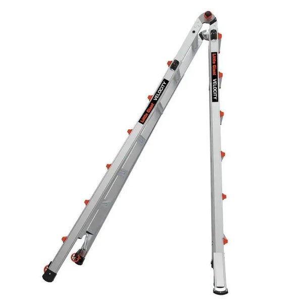 Little Giant Velocity Mehrzweckleiter aus Aluminium in A-Stellung aufgestellt.