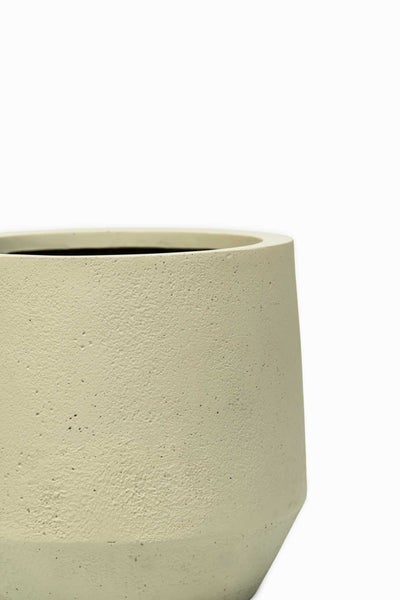 Nahaufnahme eines modernen Blumentopfs mit strukturierter Oberfläche in Betonoptik.