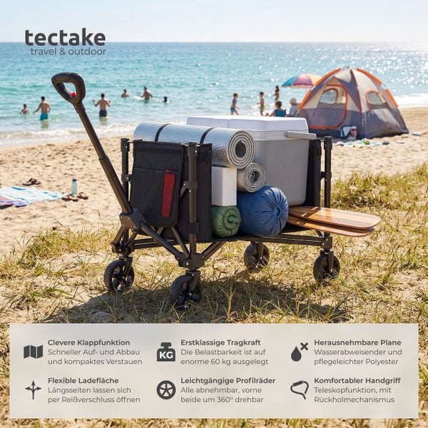 tectake Logo. Schwarzer faltbarer Bollerwagen am Sandstrand, beladen mit Campingausrüstung. Teleskopgriff, Profilräder, belastbar bis 60 Kilogramm.