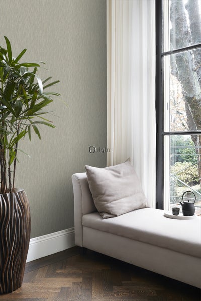 Wohnraumszene mit Tapete, Liege und Zimmerpflanze