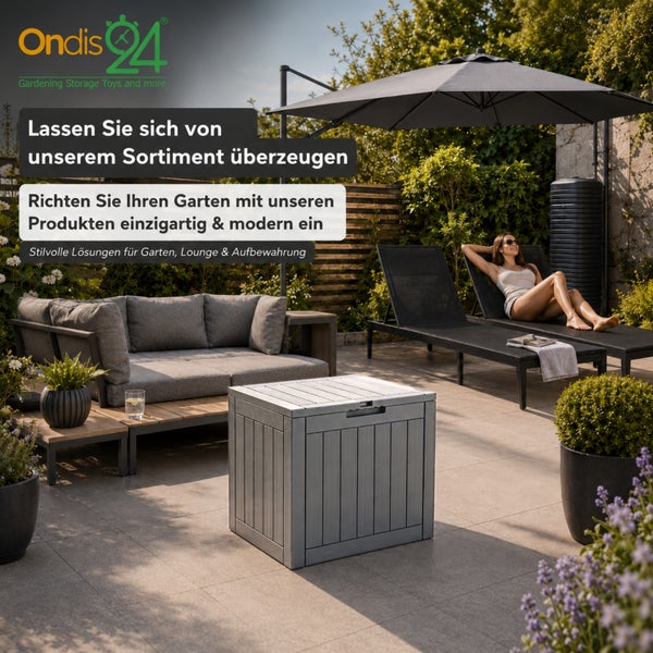 Modern gestaltete Terrasse mit Gartenbox, Loungesofa, Sonnenliegen und Sonnenschirm. Ondis24 Logo. Helle, organisierte Atmosphäre.