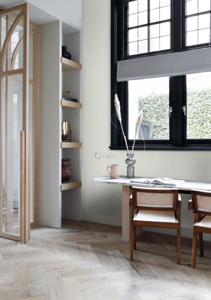 Heller Raum mit Tisch, Stühlen, Regalen und Fenster