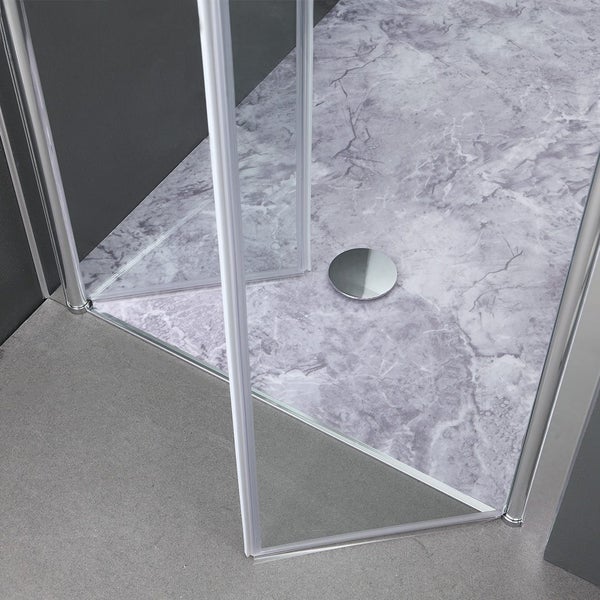 Detailansicht einer Duschkabine mit Marmor-Boden und Abfluss