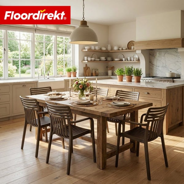 Helle Küche mit Holzboden, Esstisch und Stühlen, dekoriert mit Blumen und Geschirr. FloorDirekt Logo.