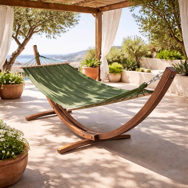 Gelbe Gartenbank aus Metall mit Armlehnen und Latten-Design.
