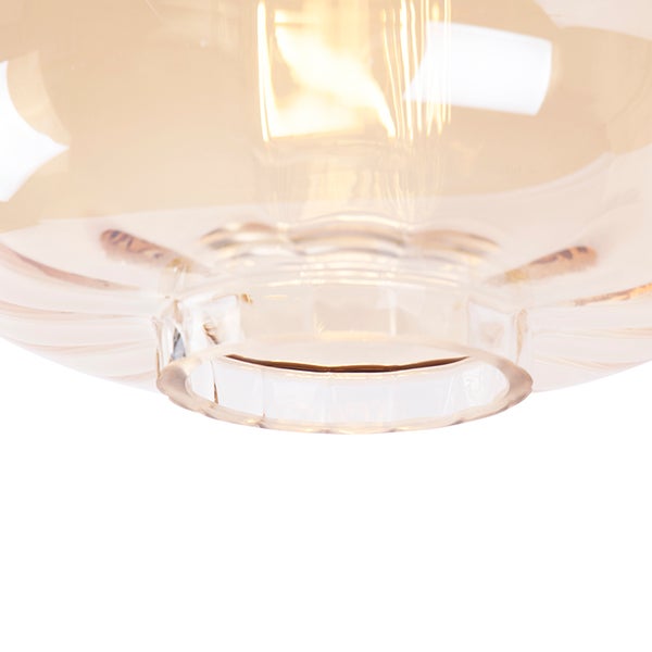 Detailansicht eines bernsteinfarbenen Lampenschirms aus Glas mit gerippter Struktur und runder Öffnung.