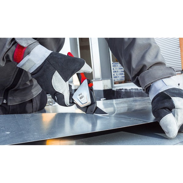 Handgeführte Blechschere im Einsatz beim präzisen Schneiden eines Metallblechs durch eine Person mit Arbeitshandschuhen.