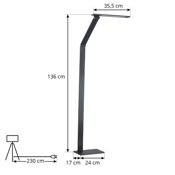 Schwarze LED-Stehleuchte mit Maßen: Höhe 136 Zentimeter, Lampenkopf 35,5 Zentimeter, Standfuß 17 mal 24 Zentimeter, Kabellänge 230 Zentimeter.