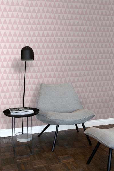 Wohnzimmer mit Dreiecksmuster Tapete, Sessel, Hocker und Beistelltisch