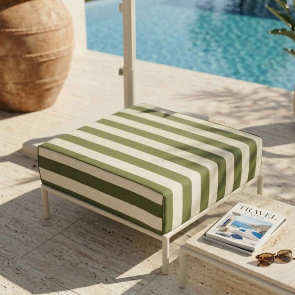Gestreifter Gartenhocker mit grün-weißem Polster und weißem Metallgestell auf einer hellen Terrasse am Pool.