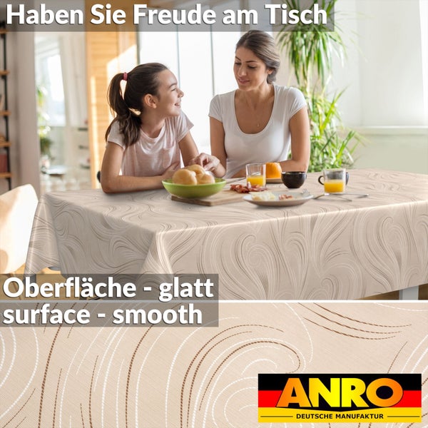 Abwaschbare Tischdecke mit glatter Oberfläche und geschwungenem Muster auf einem Esstisch in einem hellen Raum. ANRO Logo.