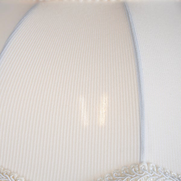 Stoff Lampenschirm mit feiner Textur und dekorativer Borte