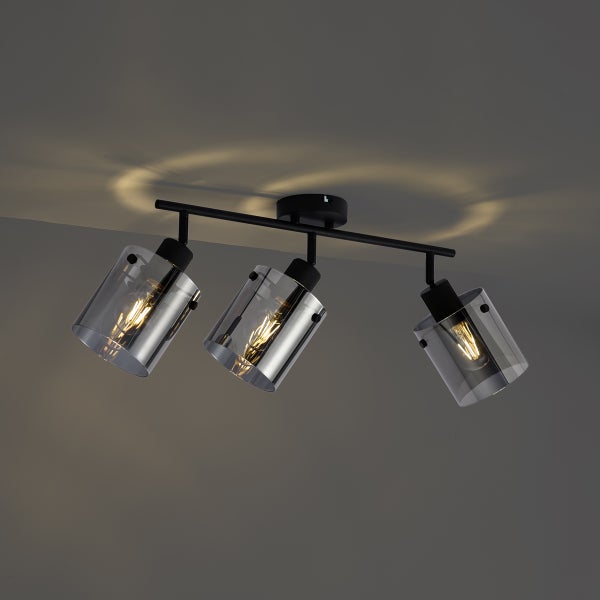Deckenleuchte mit drei Strahlern und transparenten Glasschirmen