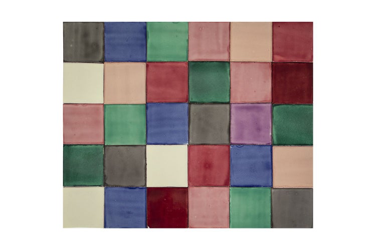 Quadratische Fliesen in verschiedenen Farben für Wand und Boden