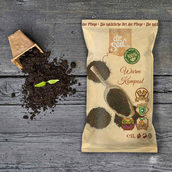 Rosenpflanze mit Sack Vermicompost im Bild.