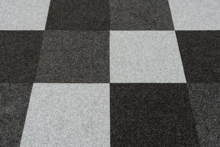 Teppichfliesen im Schachbrettmuster verlegt, Nadelvlies-Oberfläche.