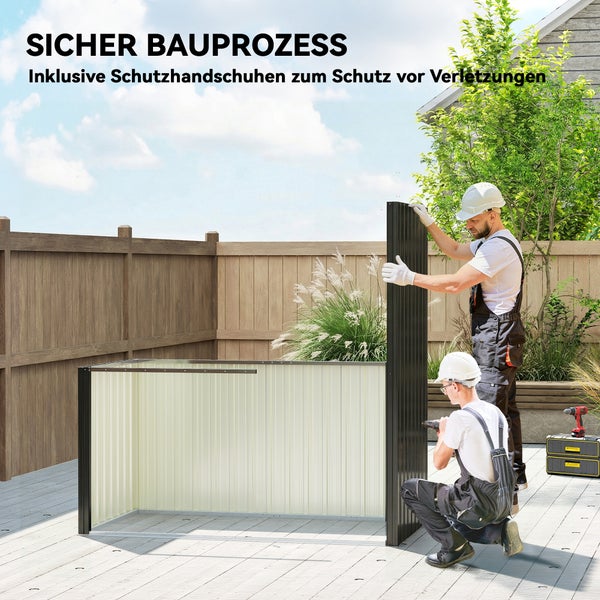 Zwei Männer mit Schutzhelmen und Handschuhen montieren ein Metall-Gerätehaus auf einer Terrasse mit Holzzaun.