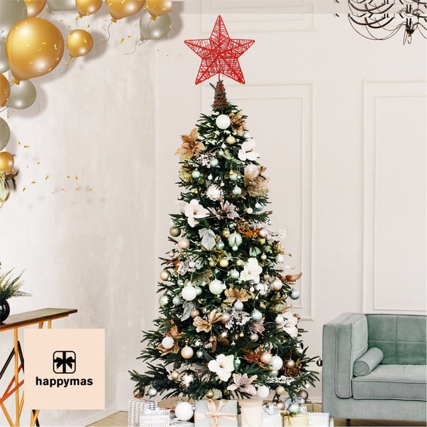 Dekorierter Weihnachtsbaum mit rotem Stern als Spitze im Wohnzimmer