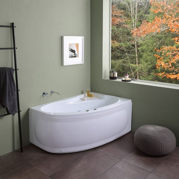 Eckbadewanne in einem Badezimmer mit Fenster und Handtuchhalter