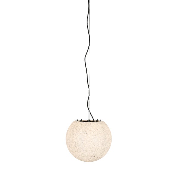 Pendelleuchte mit kugelförmigem Schirm in Sandsteinoptik und schwarzem Kabel.