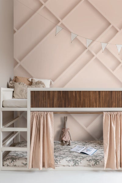 Etagenbett mit Vorhang, Kissen und dekorativer Wimpelkette im Kinderzimmer