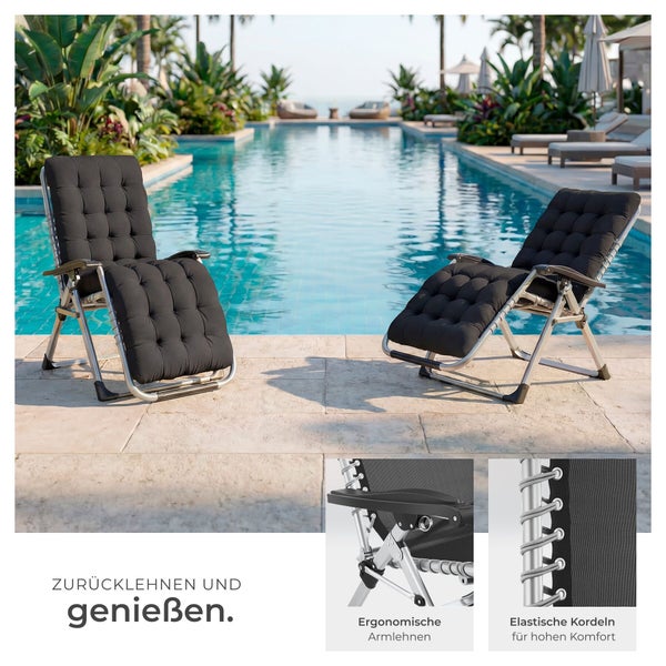 Zwei Gartenliegen mit gepolsterten Auflagen neben einem Schwimmbad.