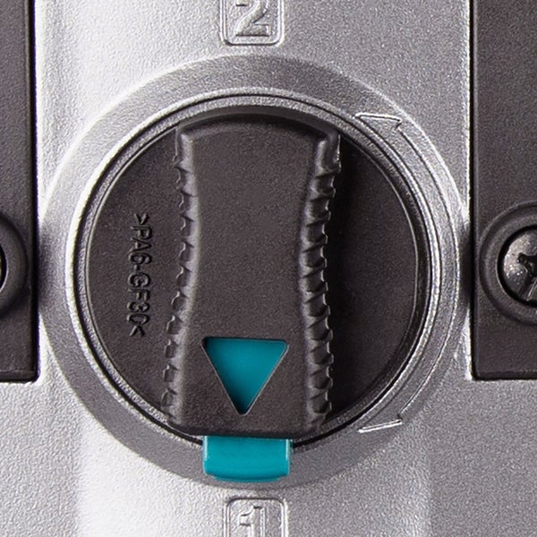 Fußmatte aus Kokosfasern mit Herzmuster vor einer gläsernen Eingangstür auf einer Terrasse neben einer Topfpflanze.