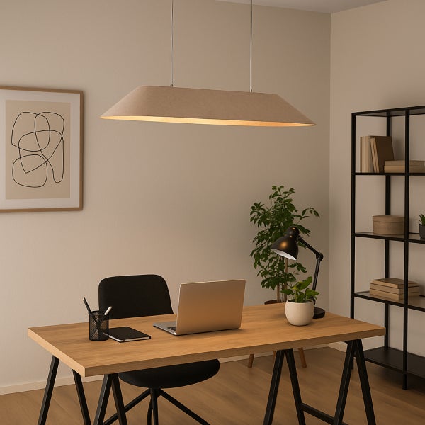 Moderne längliche Pendelleuchte aus Stoff über einem hölzernen Schreibtisch in einem aufgeräumten Arbeitszimmer.