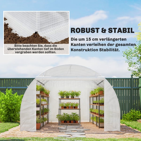 Weißer Folientunnel im Garten mit Regalen voller Pflanzen und Detailansicht der im Boden vergrabenen Folienkanten für Stabilität.