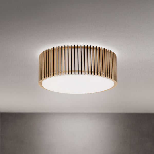 Deckenleuchte mit Holzdetails