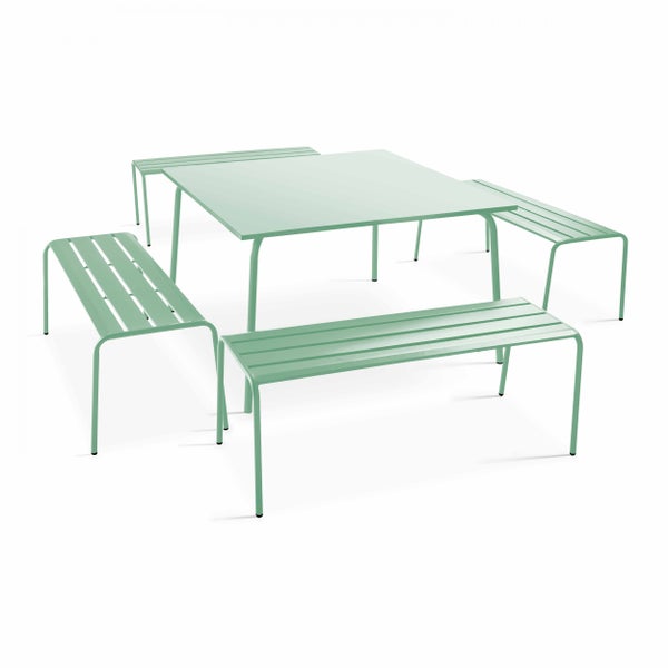 Salbeigrünes Gartenmöbel-Set aus Metall bestehend aus einem quadratischen Tisch und vier Sitzbänken im Latten-Design.