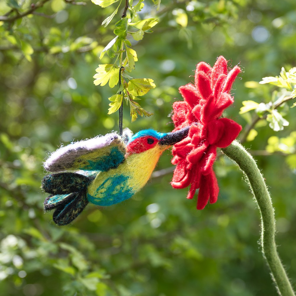 Dekorativer Kolibri aus Filz an einer Stoffblume für den Garten.