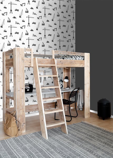 Hochbett aus Holz mit Schreibtisch und Leiter in einem Zimmer mit Mustertapete