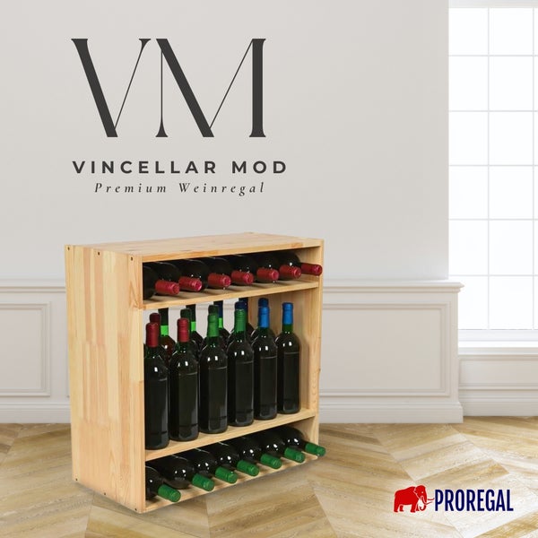 Freistehendes Weinregal aus Holz mit drei Ebenen für stehende und liegende Weinflaschen auf Parkettboden in hellem Zimmer. Proregal Logo.