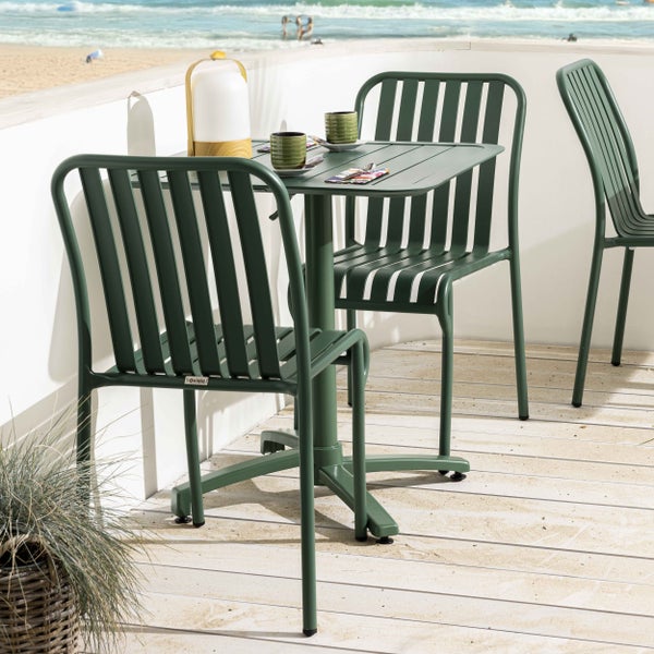 Grüner Gartenstuhl aus Metall mit Lattenstruktur, Seitenansicht.