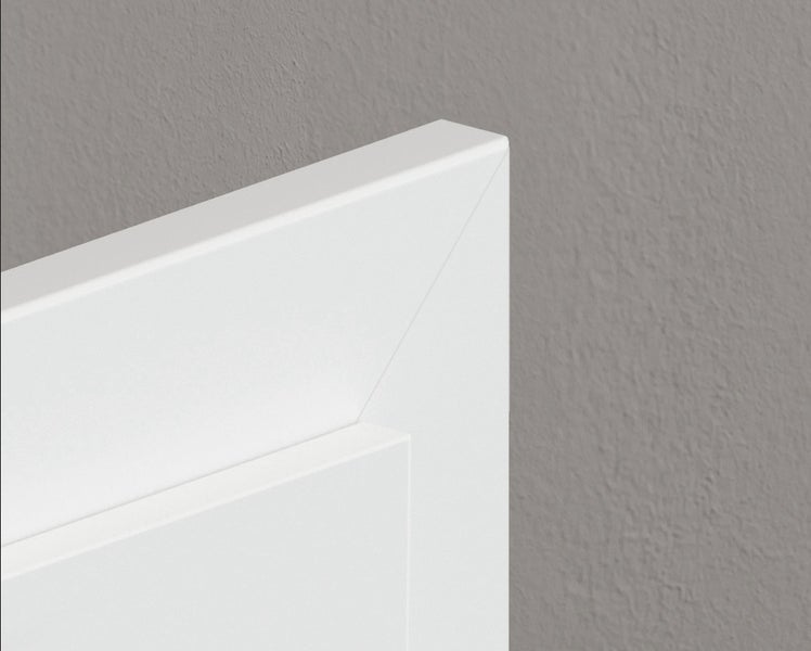 Detailaufnahme einer weißen Tür mit Kassettenprofil und Gehrungsschnitt an der Ecke.