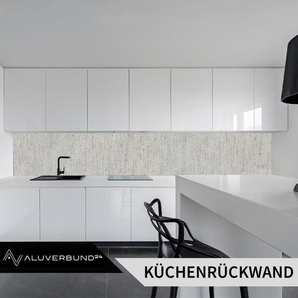 Moderne weiße Einbauküche mit Küchenrückwand aus Aluverbund mit texturierter Optik inklusive Aluverbund24 Logo