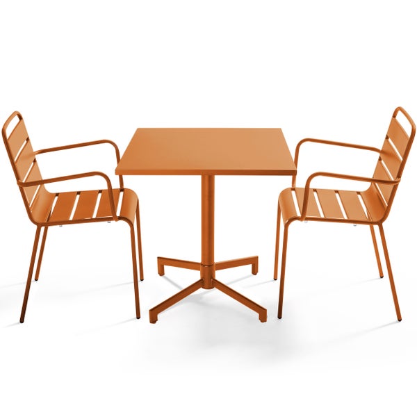 Modernes Gartenmöbel-Set aus Metall bestehend aus einem quadratischen Tisch und zwei Armlehnenstühlen in Orange.