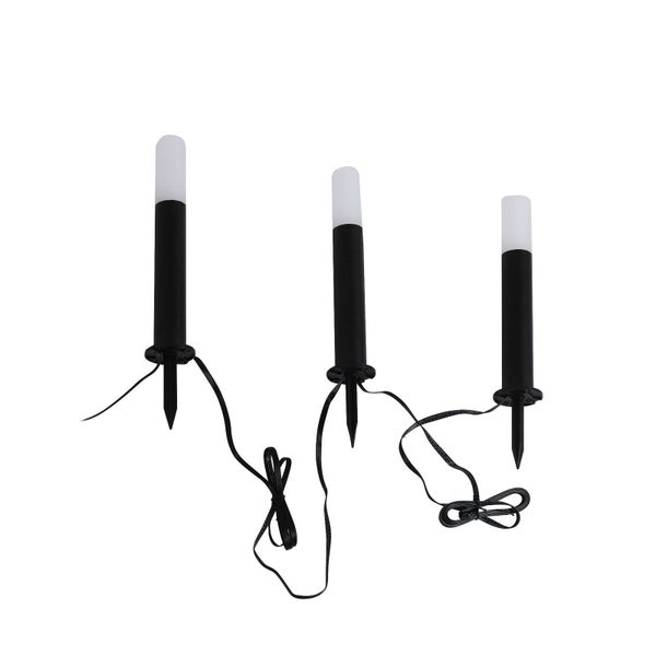 Drei moderne, zylindrische Garten-Wegeleuchten für den Außenbereich mit schwarzem Gehäuse und leuchtendem weißem Aufsatz in Rindenmulch.