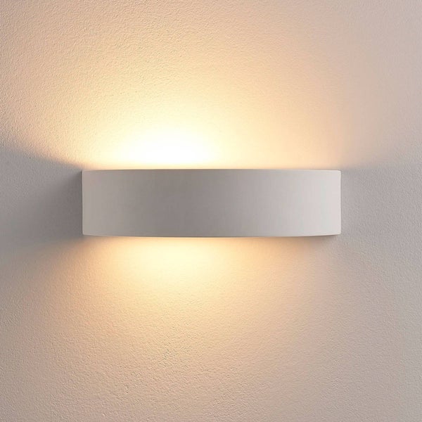 Moderne weiße Wandleuchte in halbrunder Form mit Lichtaustritt nach oben und unten.