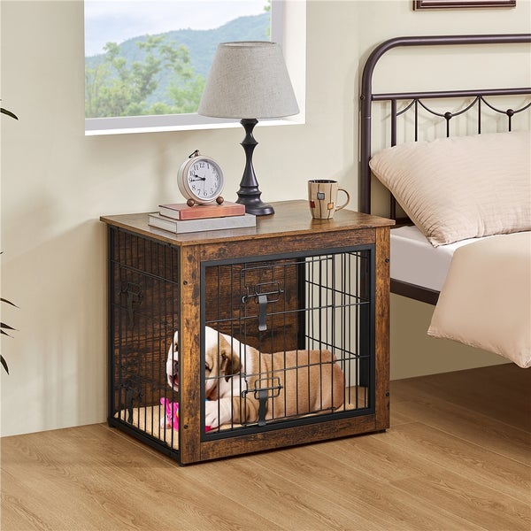 Hund liegt in Hundebox, die als Nachttisch dient, im Schlafzimmer