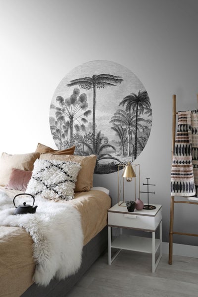 Schlafzimmer mit Bett, Nachttisch und Wandbild mit tropischem Landschaftsmotiv