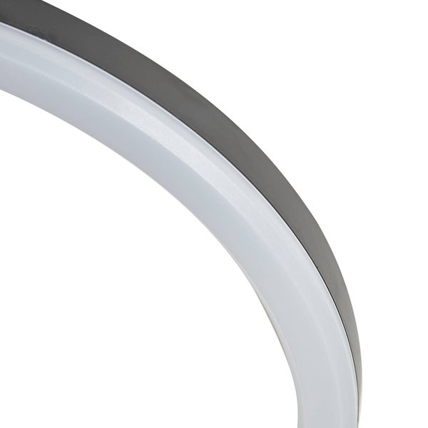 Detailaufnahme einer gebogenen LED-Deckenleuchte mit Metallgehäuse und weißem Diffusor.