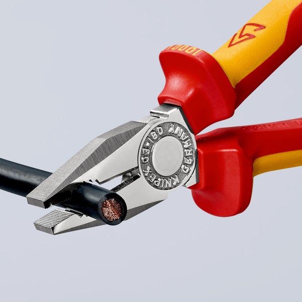 Knipex Kombizange mit Befestigungsöse verchromt, isoliert mit Mehrkomponenten-Hüllen, VDE-geprüft; mit integrierter isolierter Befestigungsöse zum Anbringen einer Absturzsicherung 180 mm - 0306180TBK