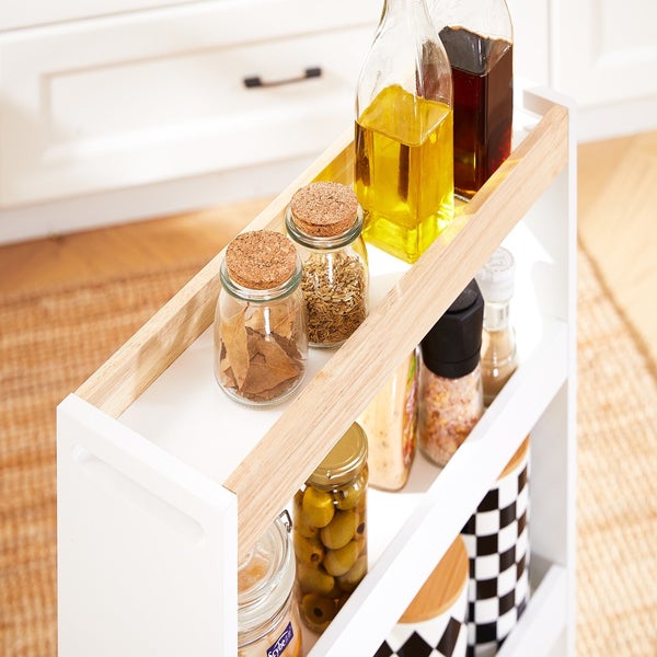 Küchenregal mit verschiedenen Gläsern und Flaschen mit Lebensmitteln