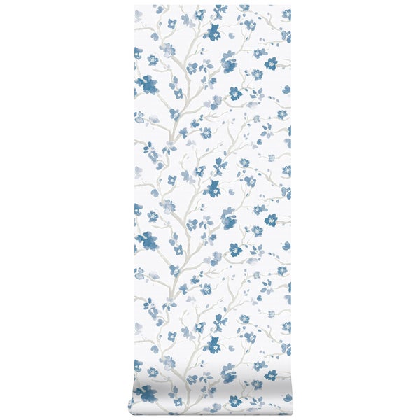 Vliestapete mit floralem Muster aus blauen Aquarell-Blüten und grauen Zweigen