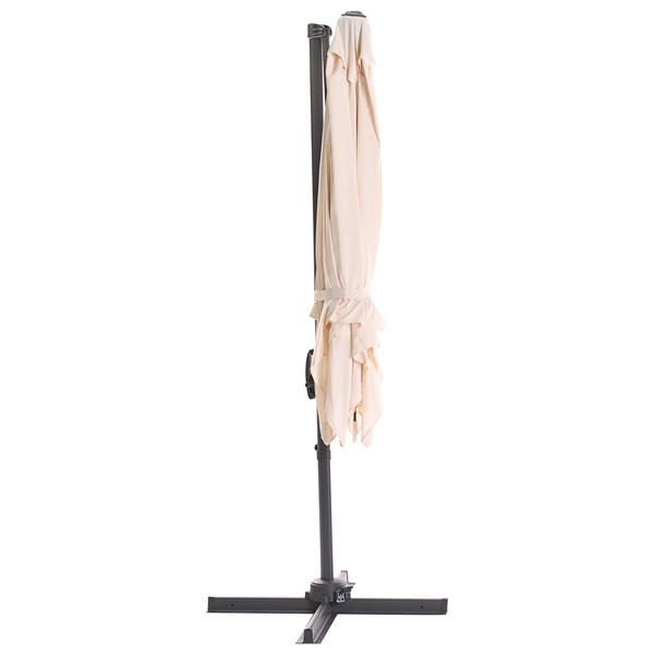 Geschlossener Ampelschirm in Beige mit dunkelgrauem Metallgestell und Kreuzfuß.