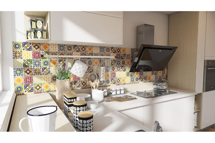 Küchenszene mit Fliesen, Dunstabzugshaube und Küchenutensilien auf der Arbeitsplatte.