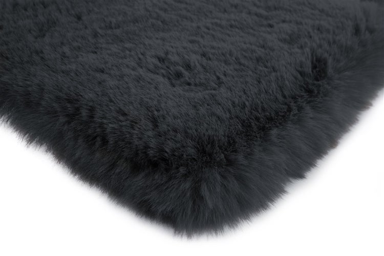 Flauschiger Kunstfell-Teppich in Anthrazit mit weicher Textur.